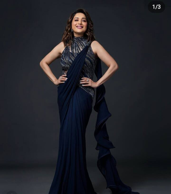 इंडो वेस्टर्न लुक : इस फेस्टिव सीजन अगर आप कुछ इंडो वेस्टर्न ट्राई करना चाहती हैं तो माधुरी दीक्षित का यह लुक बेस्ट है. नेवी ब्लू कलर की प्लेन साड़ी को हॉल्टर नेक हैवी एंब्रायडरी ब्लाउज के साथ माधुरी ने ऐसे पेयर किया है कि देखने वाले देखते ही रह जाएं. यह साड़ी लुक आपको इंडियन के साथ-साथ वेस्टर्न लुक भी देगा.