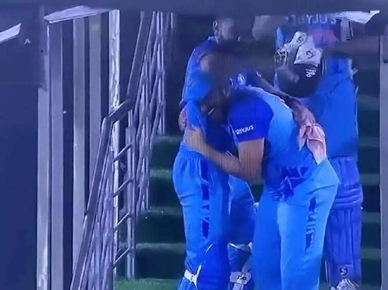 WATCH: Rohit Sharma Hugs Virat Kohli After India's Outstanding Series Victory Against Australia WATCH: Rohit Sharma Hugs Virat Kohli After India's Outstanding Series Victory Against Australia