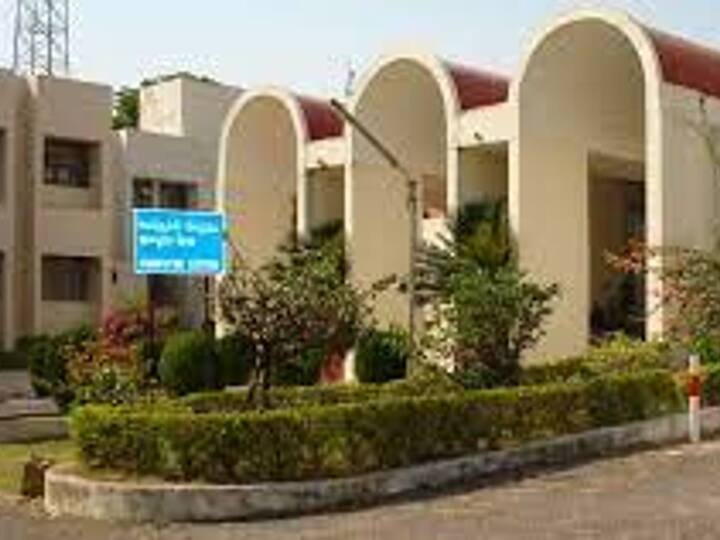 University of Hyderabad: With more than 5,000 students and 400 faculty, from several disciplines University of Hyderabad is a prestigious public central research university. The university is recognized as an Institute of Eminence by the UGC. Former permanent representative of India at the United Nations,Syed Akbaruddin is one of the alumni of this university. Image Source: mathstat.uohyd.ac.in