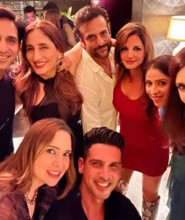 सुजैन को हैंगआउट करना बेहद पसंद है. चंकी पांडे की बर्थडे पार्टी में भी उन्होंने अपने गैंग के साथ खूब मस्ती की. तस्वीर में फरदीन खान को भी देखा जा सकता है, जो पहले से काफी बदल चुके हैं.