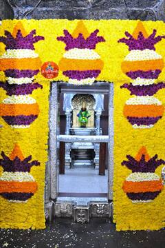 PHOTO : घटस्थापनेनिमित्त विठ्ठल आणि रुक्मिणी मातेच्या गाभाऱ्यात फुलांची आकर्षक आरास