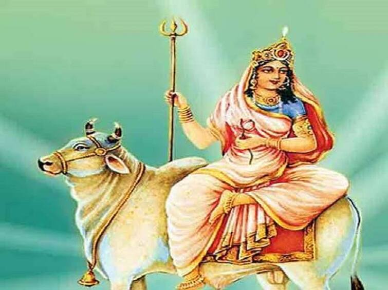 Shardiya Navratri 2022 Which form of Goddess Durga is worshiped on first day of Navratrostav Shailputri Maharashtra Navratri 2022 : नवरात्रीच्या पहिल्या दिवशी दुर्गा देवीच्या कोणत्या रूपाची केली जाते पूजा? जाणून घ्या अख्यायिका