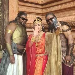 Actress Aishwarya Rai : பழுவேட்டையர்களுடன் செல்பி எடுத்துக்கொண்ட நந்தினி !