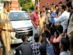 अलीगढ़: धर्म समाज महाविद्यालय में चला हाई वोल्टेज ड्रामा, वीसी की गाड़ी के सामने लेटकर छात्रों का हंगामा