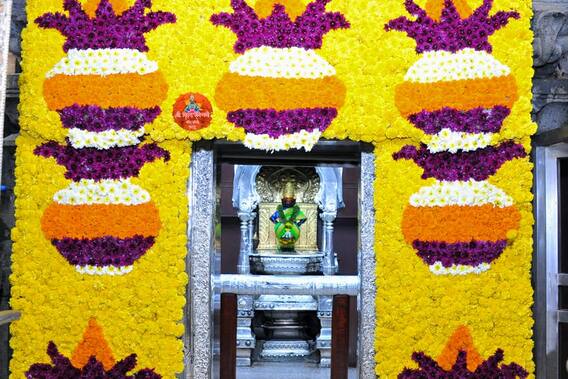 विठ्ठल आणि रुक्मिणी मातेच्या गाभाऱ्यात फुलांची आरास