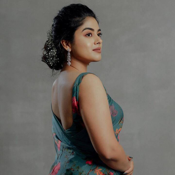 அந்த வெள்ளி நிலா வந்து வந்து தேடுதே