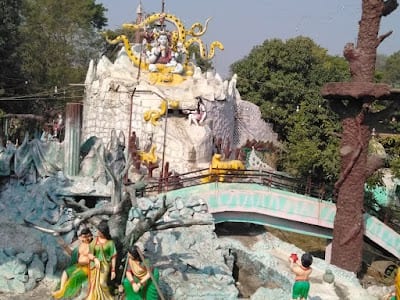 गुफा वाला मंदिर - राजधानी के सबसे पुराने मंदिरों में शामिल गुफा वाला मंदिर पूरी तरह से माता वैष्णो देवी को समर्पित है. इसलिए इसमें एक लंबी गुफा बनाई गई है. इसके साथ ही कुछ छोटी-छोटी गुफाएं भी बनी हुई है जिनमें माता कात्यायनी, चिंतपूर्णी और माता ज्वाला जी का मंदिर बना है.