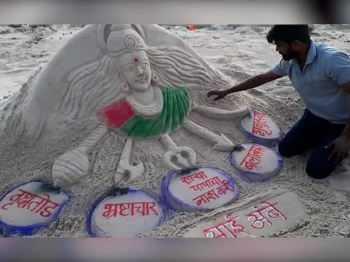 या पार्श्वभूमीवर सिंधुदुर्ग जिल्ह्यातील वेंगुर्ले आरवली समुद्र किनाऱ्यावर रविराज चिपकर यांनी दुर्गा मातेचं वाळूशिल्प साकारलं आहे.