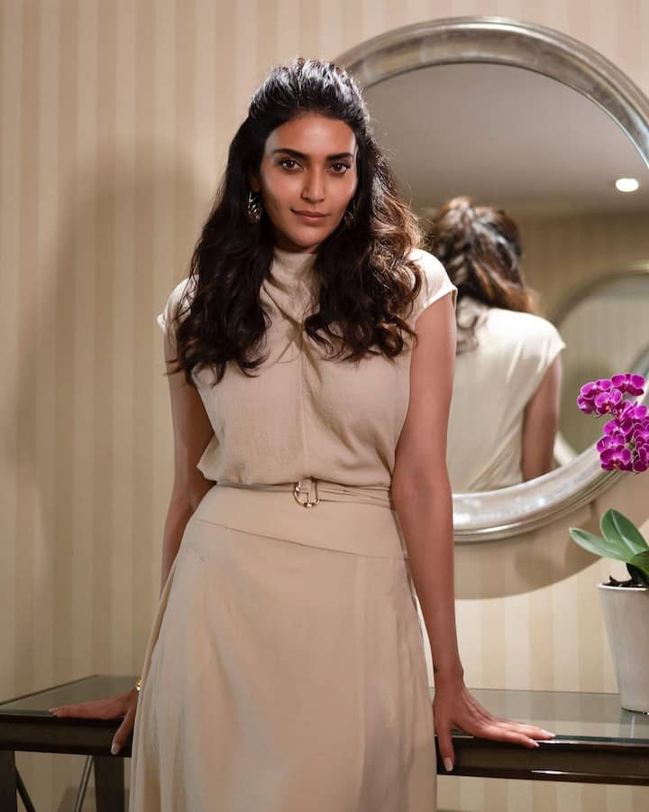 या फोटोमध्ये करिश्मा ऑफ व्हाईट वन पीस ड्रेसमध्ये  खूप सुंदर दिसत आहे.  (फोटो सौजन्य :karishmaktanna/इंस्टाग्राम)