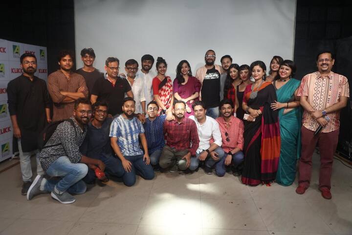 এই অ্যকাডেমির ভিতরে যেন একটা আলাদা জগত থাকে। সেখানে আলাদা নিয়ম, আলাদা নীতি, আলাদা শিক্ষা। প্রেম নয়, পলিগ্যামি, রোজ নাকি নেশা করতে হবে.. এমন অদ্ভুত নিয়ম শেখানো হয় অ্যকাডেমিতে!