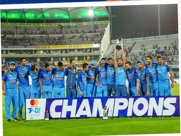 indian team give cup to dinesh karthik winning celebration against australia Watch Video : 