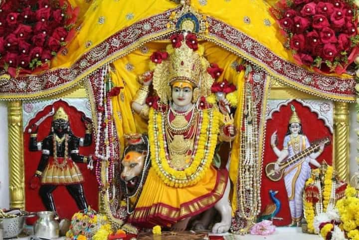 Famous Durga Mata Temple In Delhi: नवरात्रि (Navratri 2022) का पर्व आज से शुरू हो गया है. इन नौ दिनों में दुर्गा मां के नौ स्वरूपों की पूजा की जाती है. वहीं जो लोग घर पर मां की पूजा या घट स्थापना नहीं कर पाते वो मंदिरों में दर्शन के लिए जाते हैं. अगर आप भी इन्ही में से एक और दिल्ली-एनसीआर (Delhi-NCR) में रहने वाले हैं तो आज हम आपको यहां के प्रसिद्ध देवी मंदिरों की जानकारी देने वाले हैं जहां आप दर्शन कर सकते हैं.