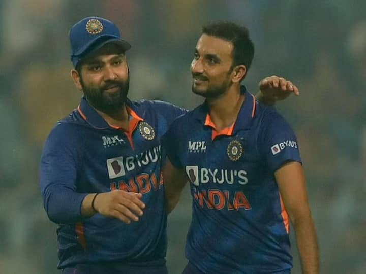 Rohit Sharma defend Harshal Patel and Bhuvneshwar Kumar after poor bowling against Aussies Harshal Patel और भुवनेश्वर कुमार के बचाव में उतरे रोहित शर्मा, कहा- इन पर यकीन बनाए रखना जरूरी