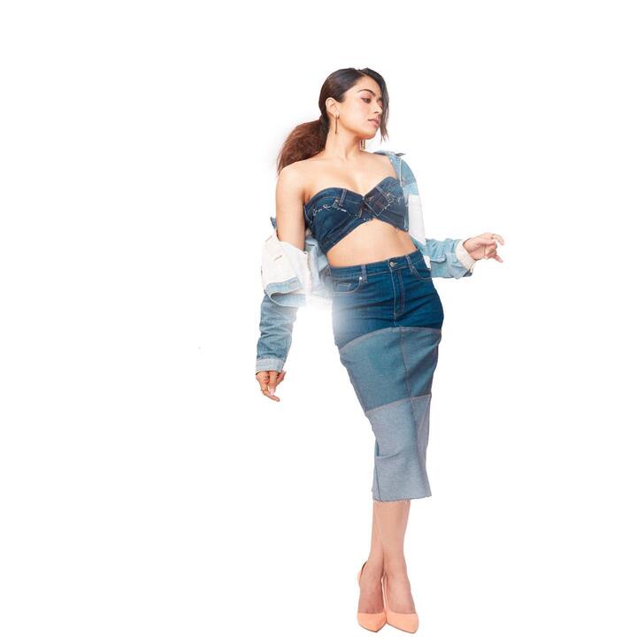 రష్మిక మందన్నా అందమైన డ్రెస్సులో మరింత అందంగా మెరిసిపోతోంది.-Image Credit: Rashmika Mandanna/Instagram