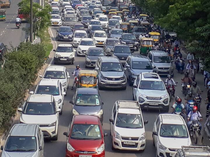Ramlila celebrations Traffic movement likely to be affected in several areas of Delhi Delhi Traffic Advisory: रामलीला को देखते हुए दिल्ली ट्रैफिक पुलिस ने जारी की एडवाइजरी, घर से निकलने से पहले जरूर जानें