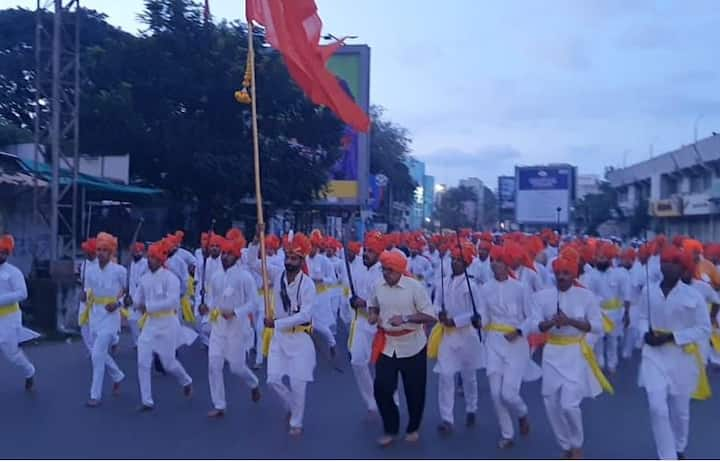 नवरात्र उत्सवानिमित्त श्री शिवप्रतिष्ठानकडून काढण्यात येणाऱ्या दुर्गामाता दौडीस सुरुवात  झाली.नवरात्र उत्सवात पुढील नऊ दिवस शहरातील विविध भागातून ही दौड काढण्यात येते