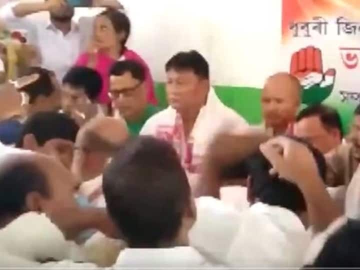 Watch two factions of Congress clashed in Assam over Bharat Jodo Yatra Watch: 'भारत जोड़ो यात्रा' को लेकर असम में भिड़े कांग्रेस के दो गुट, विधायक ने दी ये सफाई