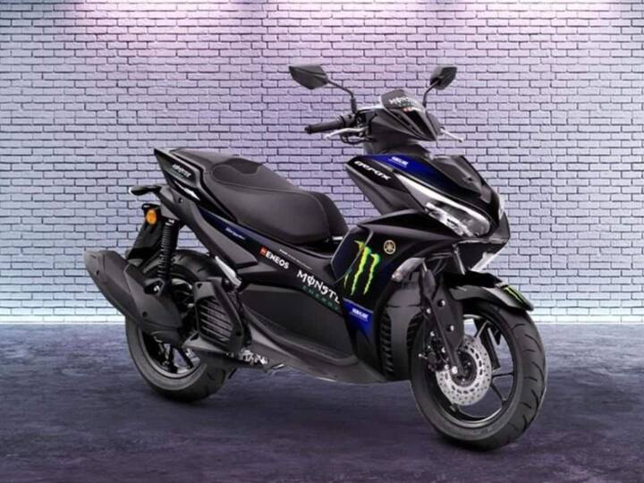 भारतात Aerox 155 ची स्पर्धा Aprilia SXR160 शी होईल. जरी या दोन्ही स्कूटर मॅक्सी-स्कूटर्सच्या श्रेणीमध्ये ठेवण्यात आल्या आहेत, परंतु पॉवर आउटपुट आणि परफॉर्मन्सच्या बाबतीत एरोक्स 155 एप्रिलिया एसएक्सआर160 पेक्षा चांगली आहे.