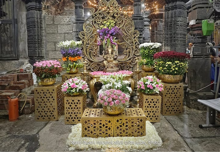 मंदिरात फुलांची करण्यात आलेली फुलांची आरास