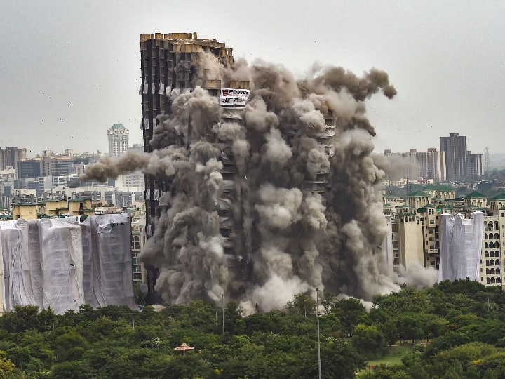 Noida Supertech Twin Towers story will be shown by laser light show ANN Noida: गिरने के बाद भी खत्म नहीं हुई है ट्विन टावर की कहानी, सोसाइटी के लोगों ने बनाया ये खास प्लान