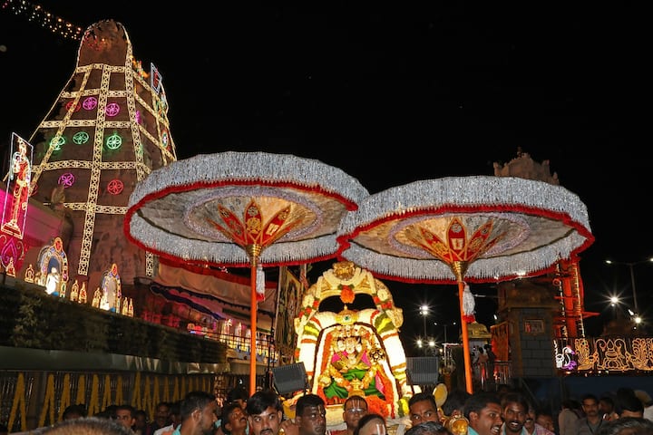 అంకురార్పణ జరిగే రోజు మధ్యాహ్నం వేళ విత్తనాలను కొత్త పాత్రలోని నీటిలో నానబెడతారు. అంకురార్పణ నిర్వహించే ప్రదేశాన్ని ఆవు పేడతో అలంకరిస్తారు. ఇక్కడ బ్రహ్మపీఠాన్ని ఏర్పాటుచేస్తారు. ఆ తరువాత మంట ద్వారా బ్రహ్మ, గరుడ, శేష, సుదర్శన, వక్రతుండ, సోమ, శంత, ఇంద్ర, ఇసాన, జయ అనే దేవతలను ఆహ్వానిస్తారు.