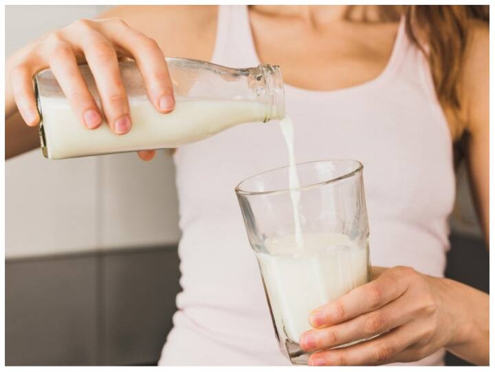 अगर लगे कि गैस या एसिडिटी हो रही है तो इससे बचने के लिए आधा गिलास ठंडे दूध में आधा गिलास पानी मिलाकर पी लें. इससे एसिडिटी में तुरंत आराम मिलेगा.