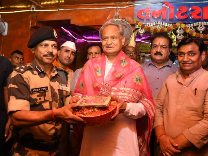 Rajasthan CM Ashok Gehlot visited Tanot Mata temple in Jaisalmer ann Rajasthan News: सियासी संग्राम के बीच सीएम अशोक गहलोत ने तनोट माता के दर्शन कर लगाई धोक