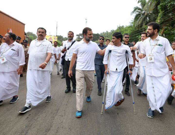 केरल के शोरनूर से फिर शुरू हुई यात्रा में राहुल गांधी के साथ सैकड़ों समर्थक शामिल हुए. समर्थकों में यात्रा को लेकर खास उत्साह देखने को मिला.