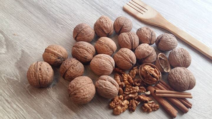 अक्रोडमध्ये ओमेगा -3 फॅटी अॅसिड आढळते. यामुळे शरीरातील वाढलेले खराब कॉलेस्ट्रॉल कमी करण्यास मदत होते.