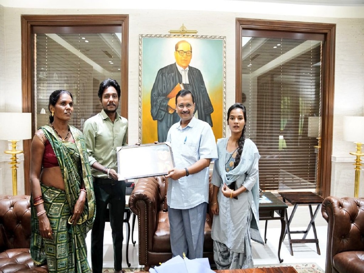 Kejriwal Hosts Gujarati Sanitation Worker And His Family For Lunch At His Delhi Residence. See Photos