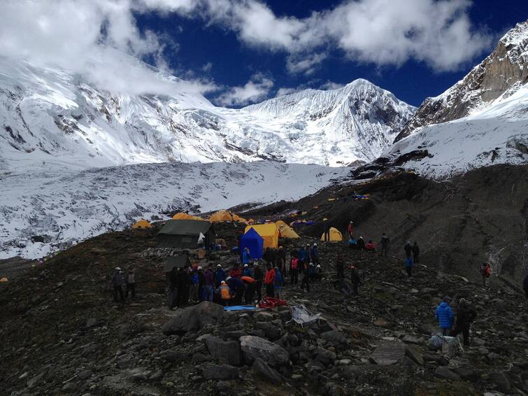 2 Climbers Dead 12 Injured in an Avalanche in Nepal Mount Manaslu மலை ஏறும்போது பனிச்சரிவு...சிக்கிய 12 பேர்...திக் திக் நிமிடங்கள்.. நேபாளில் நிலவரம் என்ன?