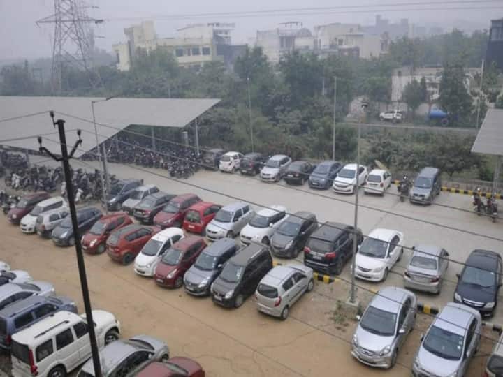 Noida If car parked in  no parking zone, then challan will be deducted ANN Noida Parking Rules: नोएडा में पार्किंग करते वक्त इस बात का जरूर रखें ध्यान, वरना हो जाएगा हजारों का नुकसान