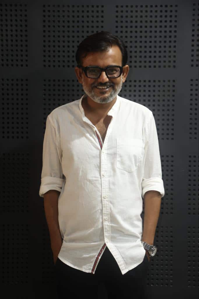 এই গল্প শুরু হয় যখন স্ট্যান্ড-আপ কমেডিয়ান শিলাদিত্যকে নিয়ে। তার বাবা, IIC পরীক্ষার জন্যে তৈরি হতে তাকে 'ভিঞ্চি ভারতী অ্যাকাডেমি'তে ভর্তি করতে নিয়ে আসেন।