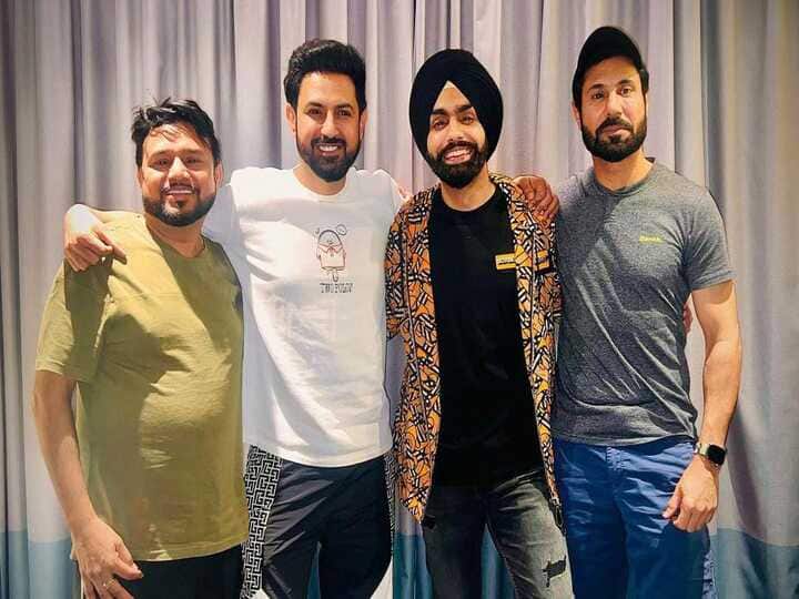 ਗਿੱਪੀ ਗਰੇਵਾਲ ਨੇ ਐਮੀ ਵਿਰਕ, ਬਿਨੂੰ ਢਿੱਲੋਂ ਤੇ ਕਰਮਜੀਤ ਅਨਮੋਲ ਨਾਲ ਸ਼ੇਅਰ ਕੀਤੀ ਤਸਵੀਰ, ਕੈਪਸ਼ਨ ਨੇ ਜਿੱਤਿਆ ਫ਼ੈਨਜ਼ ਦਾ ਦਿਲ punjabi singer and actor gippy grewal shares a picture with ammy virk karamjit anmol and binnu dhillon caption will surely win your heart ਗਿੱਪੀ ਗਰੇਵਾਲ ਨੇ ਐਮੀ ਵਿਰਕ, ਬਿਨੂੰ ਢਿੱਲੋਂ ਤੇ ਕਰਮਜੀਤ ਅਨਮੋਲ ਨਾਲ ਸ਼ੇਅਰ ਕੀਤੀ ਤਸਵੀਰ, ਕੈਪਸ਼ਨ ਨੇ ਜਿੱਤਿਆ ਫ਼ੈਨਜ਼ ਦਾ ਦਿਲ