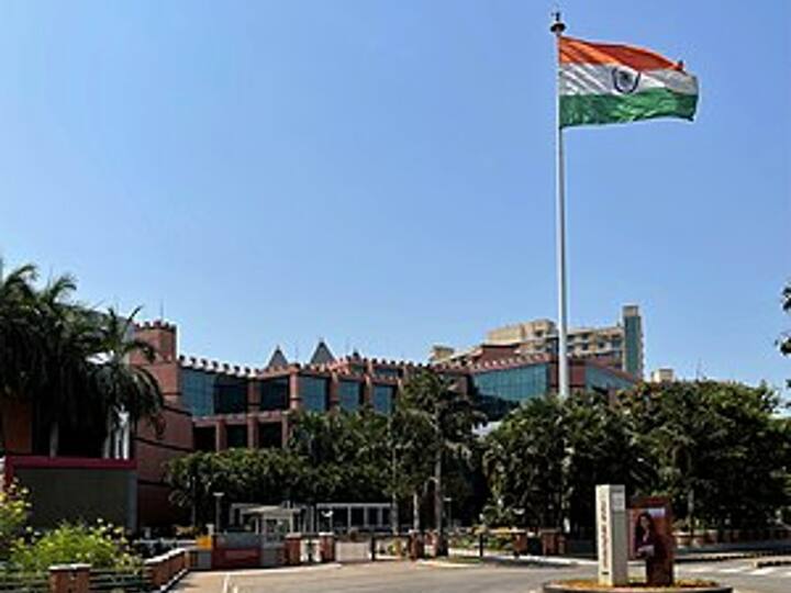 Manipal Academy of Higher Education, Manipal: Founded by Dr T.M.A. Pai in 1953, MAHE was ranked 751-800 in the QS World University Rankings of 2022. The institute is one of the first six institutes to be awarded the Institute of Eminence status in 2018. Among the distinguished alumni from this institute include Microsoft CEO Satya Nadella, renowned cardiac surgeon Devi Shetty among others. Image Source: Wikimedia Commons