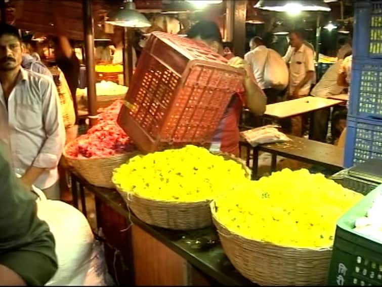Navratri 2022 what are the prices at Mumbais Dadar flower market Navratri 2022 : मुसळधार पाऊस आणि प्लास्टिकच्या फुलांचा फटका, मुंबईच्या दादर फूल मार्केटमधील दर काय?