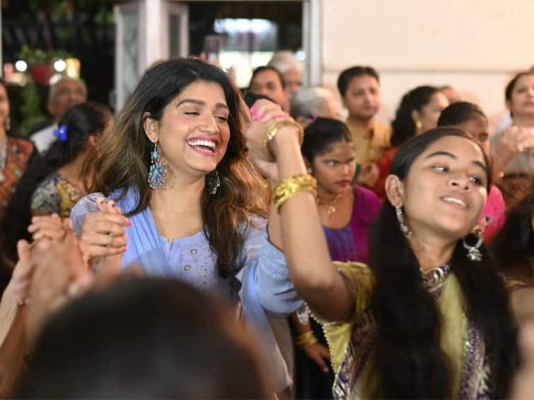 Navratri Celebration actress Rasika Sunil play Garba with 250 blind girls Rasika Sunil:  नवरात्रीनिमित्त अभिनेत्री रसिका सुनीलचा डोळस उपक्रम;  250 नेत्रहीन मुलींसोबत घेतला गरब्याचा आनंद!