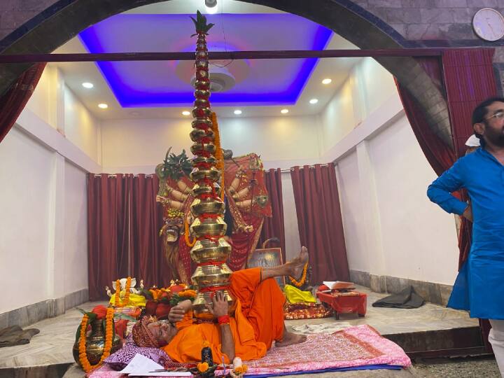 Durga Puja 2022: In Patna, the devotee placed 21 Kalash on the chest, weighing 50 kg, Nageshwar Baba has been doing this for 26 years. Durga Puja 2022: पटना में भक्त ने सीने पर रखे 21 कलश, वजन 50 किलो, 26 साल से ऐसा कर रहे नागेश्वर बाबा
