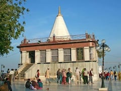 मैहर मां के दर्शन के लिए लगी भक्तों की कतार, आज भी आल्हा और ऊदल करते हैं मां की आरती!