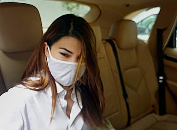 ਜੈਕਲੀਨ ਫਰਨਾਂਡੀਜ਼ 200 ਕਰੋੜ ਦੀ ਧੋਖਾਧੜੀ ਦੇ ਮਾਮਲੇ 'ਚ ਅਦਾਲਤ ਤੋਂ ਰਾਹਤ ਮਿਲਣ ਤੋਂ ਬਾਅਦ ਬਾਹਰ ਨਿਕਲਦੇ ਸਮੇਂ ਆਪਣਾ ਚਿਹਰਾ ਲੁਕਾਉਂਦੀ ਨਜ਼ਰ ਆਈ।