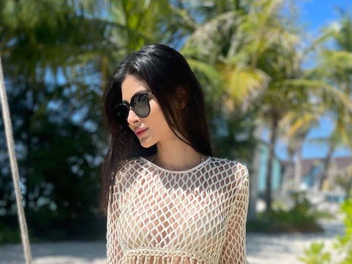 फोटोंमध्ये ती क्रीम कलरचा पारदर्शक ड्रेस परिधान केलेली दिसत आहे.  (फोटो सौजन्य :imouniroy/इंस्टाग्राम)