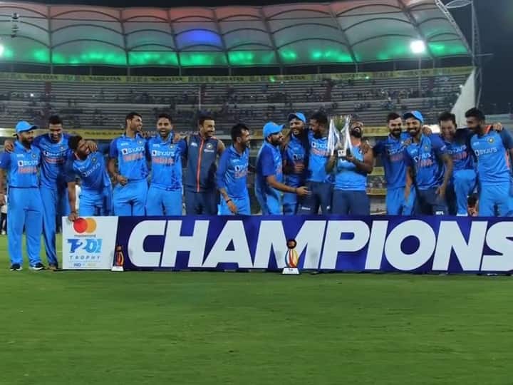 Rohit Sharma Handover Trophy to Dinesh Karthik Indian Players fun and celebration IND vs AUS T20I Series Watch: रोहित शर्मा ने दिनेश कार्तिक को थमाई ट्रॉफी, साथी खिलाड़ियों ने खूब लिए मजे