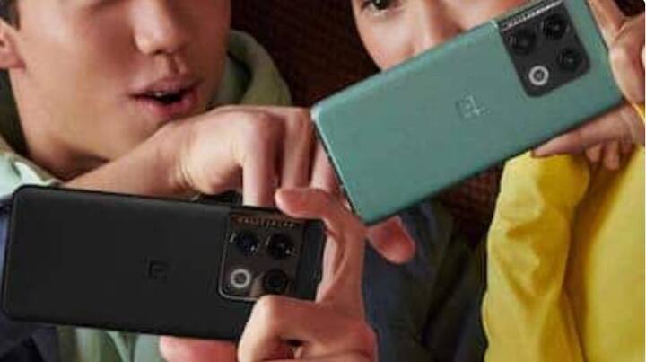 OnePlus 10 Pro 5G Price and Offer : OnePlus 10 Pro 5G ची किंमत 61,999 रुपयांपासून सुरू होते. Amazon सेलमध्ये खरेदी केल्यास 5000 रुपयांची सूट मिळू शकते. मात्र, ही ऑफर फक्त SBI बँक कार्ड पेमेंटवर उपलब्ध आहे. स्मार्टफोनवर 35000 रुपयांपर्यंतची एक्सचेंज ऑफर देखील आहे. No Cost EMIवर देखील तुम्ही फोन घेऊ शकता. याशिवाय अनेक ऑफर्सचाही समावेश करण्यात आला आहे.
