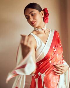 Mrunal thakur : விண்ணோடு மின்னாத விண்மீன் எது...நடிகை மிருனால் தாக்கூர் லேட்டஸ்ட் போட்டோஸ்!