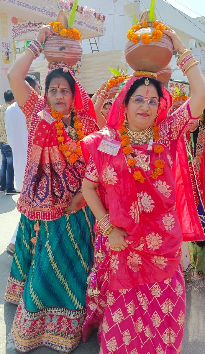 कल सुबह से ही माता के मंदिरों में देवी मूर्तियों के दर्शन-पूजन का सिलसिला शुरू हो गया, जो नौ दिन तक निरंतर जारी रहेगा. मंदिर परिसर में झालर की झंकार, घंटियों की टंकार और माता के जयकारे गूंजने लगे हैं. मंदिरों के साथ ही घरों में भी नौ दिवसीय पूजन अनुष्ठान शुरू हो गए. नवरात्रि पर्व के नौ दिनों में देवी के नौ स्वरुप शैलपुत्री, ब्रह्मचारिणी, चंद्रघंटा, कूष्माण्डा, स्कंध माता, कात्यायिनी, कालरात्रि, महागौरी और सिद्धिदात्री का पूजन और उपासना होगी. पहले दिन भक्तों ने देवी शैलपुत्री स्वरूप का पूजन किया.