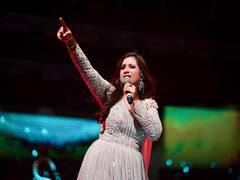 Singer Shreya Ghoshal : எனக்கானவளே நீதான் கிட்ட வரியா..பாடகி ஸ்ரேயா கோஷலின் சமீபத்திய புகைப்படங்கள் !