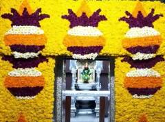 PHOTO : घटस्थापनेनिमित्त विठ्ठल आणि रुक्मिणी मातेच्या गाभाऱ्यात फुलांची आकर्षक आरास