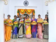 Bathukamma Celebrations: రాజ్ భవన్ లో ఘనంగా బతుకమ్మ సంబురాలు, ఉత్సాహంగా పాల్గొన్న గవర్నర్!