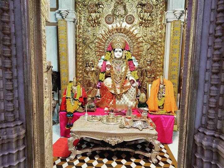 श्री बन्सीलाल रामनाथ अग्रवाल धार्मिक आणि सांस्कृतिक ट्रस्टच्या वतीने सारसबाग येथील श्री महालक्ष्मी मंदिरात नवरात्र उत्सवाला आजपासून सुरुवात झाली आहे. (फोटो-विजय राऊत)
