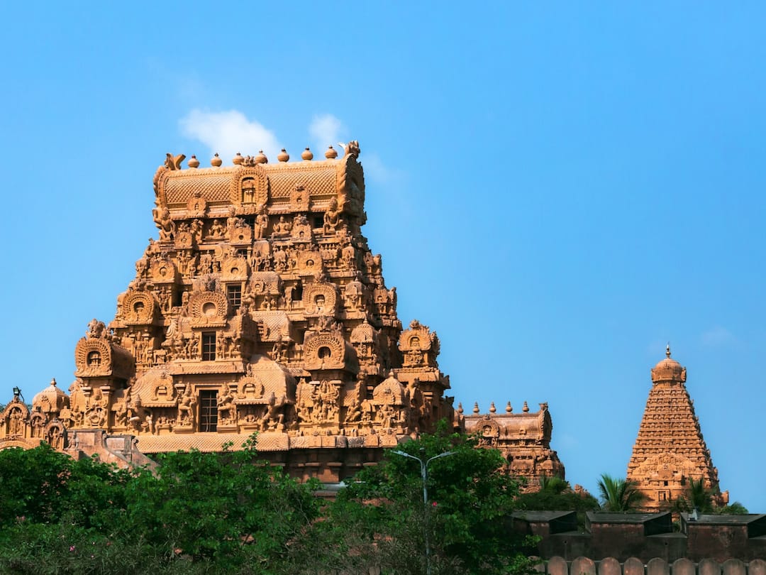 Interesting Facts About the Brihadeeshwara Temple of Tanjore, the temple with no shadow Brihadeeshwara Temple: ఈ ఆలయం నీడ నేల మీద పడదు, హీరో విక్రమ్ చెప్పిన ఆ ‘అద్భుత’ దేవాలయం ఇదే!